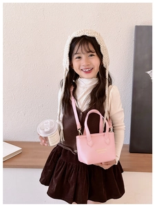 Détail du sac seau rose pour fillette en cuir PU texturé avec accent doré élégant