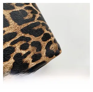 Macro di tessuto leopardato con trama a grana incrociata su una borsa a secchiello chic