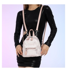 Mini-Rucksack für Damen mit rosa Schmetterlingsdrucken und silbernen Metallteilen
