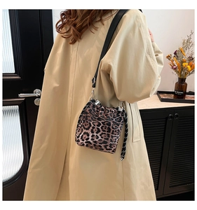 Dettaglio della borsa a secchiello leopardata con coulisse e tracolla sottile regolabile