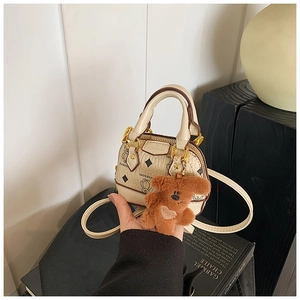 Détail du mini sac à main blanc cassé avec motif ours et pendentif en peluche doux