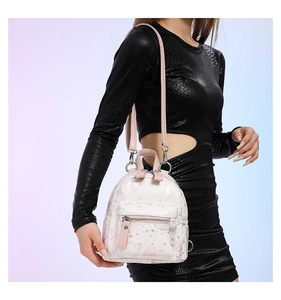 Mini-Rucksack in Rosa mit Blumenmuster und Schleifen, getragen von einem Modell