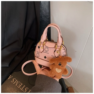 Gros plan du mini sac rose avec imprimés ours et pendentif en peluche ours moelleux