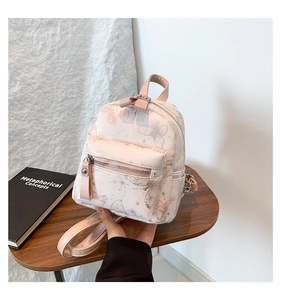 Nahaufnahme des rosa Mini-Rucksacks mit Schmetterlingsdruck und Metall-Schleife