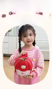 Fillette portant un sac de poitrine rouge en forme de pomme avec broderie d'ours en peluche