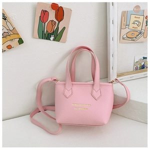 Mini sac cabas rose en cuir grainé avec texte doré et bandoulière réglable pratique