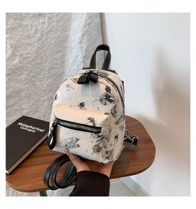 Nahaufnahme eines Mini-Rucksacks mit Kaninchenmotiven in einer Hand gehalten