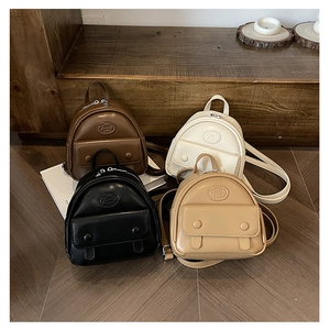 Detailansicht von vier Mini-Lederrucksäcken in Braun, Creme, Schwarz und Khaki-Farben