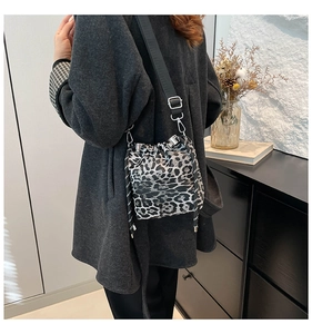 Dettaglio della borsa a secchiello leopardata con tracolla nera e fibbia argento