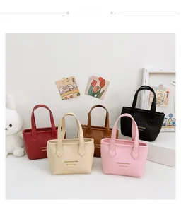 Mini sacs cabas pour filles en rouge beige marron rose et noir avec texture cuir