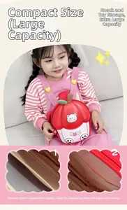 Détail du sac de poitrine rouge pour enfant avec ours et compartiments internes