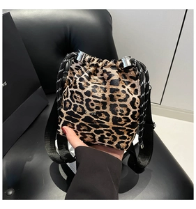 Dettaglio borsa a secchiello leopardata con logo BAGS e tracolla in tessuto largo