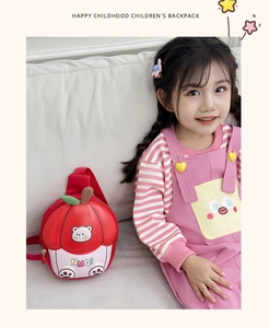 Fillette portant un sac de poitrine rouge en forme de pomme avec motif ours mignon