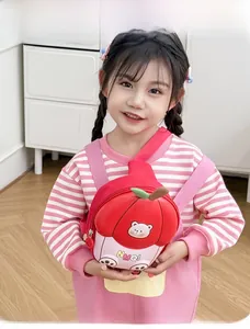 Détail du sac bandoulière ours pour enfants rouge et rose avec feuille 3D et imprimé