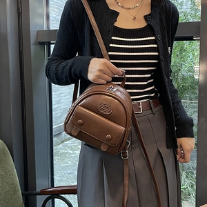 Brauner Mini-Lederrucksack für Damen mit geprägtem Logo und silbernen Reißverschlüssen