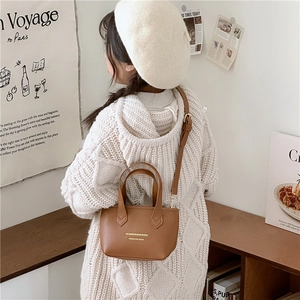 Petit sac seau en cuir marron pour filles avec bandoulière et logo doré élégant