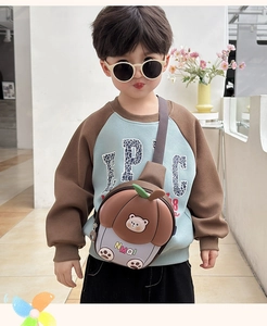 Sac bandoulière ours de dessin animé pour enfant avec un design en forme de gland
