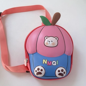 Détail du sac bandoulière enfant en forme de cupcake avec oreilles d'ours mignonnes