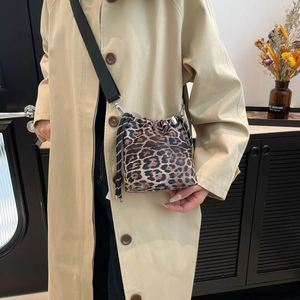 Borsa a secchiello leopardata alla moda con tracolla ampia regolabile per donna elegante