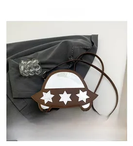 Détail du sac à bandoulière en forme de voiture avec étoiles argentées décoratives