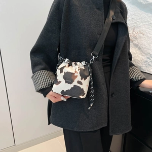 Mini borsa a secchiello chic con stampa mucca, coulisse e tracolla regolabile