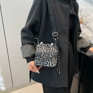 Secchiello chic con stampa leopardata, coulisse e tracolla larga regolabile da donna