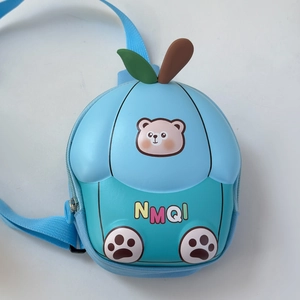 Détail du sac enfant bleu en forme d'œuf avec un ours mignon et bandoulière réglable