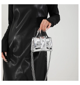 Détail du mini sac bandoulière argenté brillant avec chaîne et finition miroir vernie