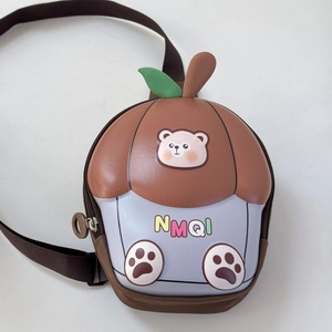 Détail du sac à coque rigide pour enfants avec motif ours et bandoulière réglable