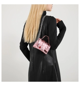 Détail du mini sac rose laqué effet miroir avec bandoulière en chaîne argentée