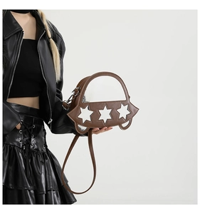 Détail du sac bandoulière en forme de voiture avec motifs d'étoiles et panneau en PVC