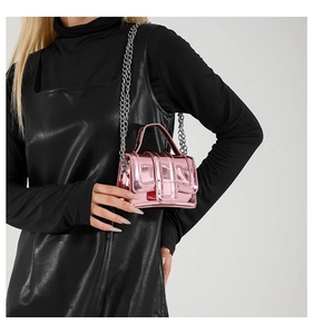 Détail du mini sac à main rose effet miroir avec chaîne argentée et cuir verni brillant