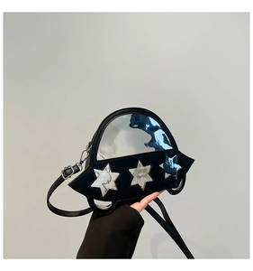 Détail du sac en forme de voiture avec étoiles argentées et finition miroir métal