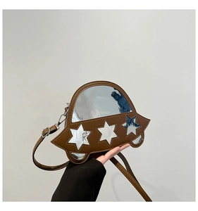 Détails du sac à bandoulière en forme de voiture avec étoiles et fenêtres argentées