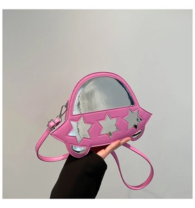 Détail du sac bandoulière rose en forme de voiture avec décors d'étoiles miroir