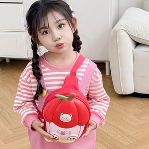 Sac de poitrine enfant en forme de pomme rouge avec motif d'ours et sangle ajustable