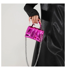 Détail du mini sac fuchsia en cuir verni avec chaîne argentée et poignée ronde