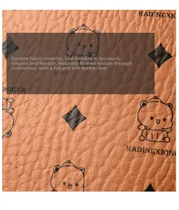 Gros plan détaillé du cuir PU marron avec motifs d'ours et texture de grain galet