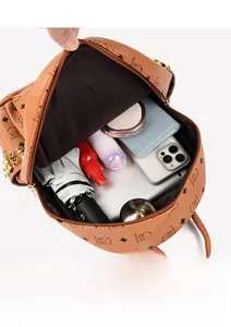 Intérieur spacieux du sac à dos ours avec tablette, parapluie et accessoires divers