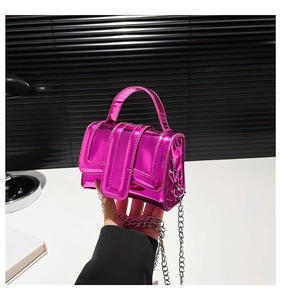 Détail du mini sac fuchsia métallisé avec bandoulière chaîne et poignée haute