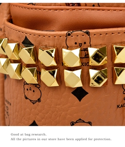 Détail du sac à dos en cuir beige avec clous pyramidaux dorés et motifs d'ours mignons
