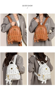 Détails de mini sacs à dos monogrammés avec breloques d'ours et rivets en métal