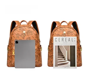 Comparaison de taille du sac à dos ours avec iPad et magazine A4 sur fond blanc