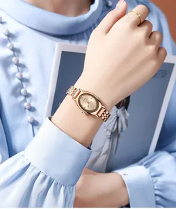 Detail van roségouden ovaal quartz horloge met elegante stalen band om de pols