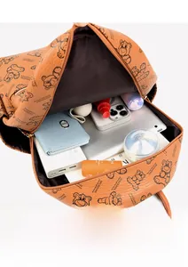 Vue du grand intérieur avec tablette et cosmétiques dans le sac à dos imprimé ours