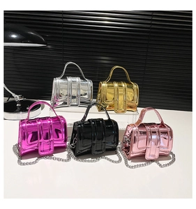 Vue détaillée de cinq mini sacs à chaîne brillants en diverses finitions métalliques
