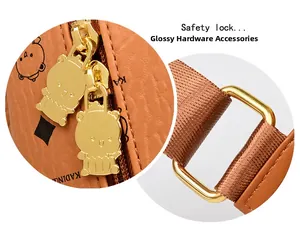 Detail des goldenen Bären-Reißverschlusses und der verstellbaren braunen Riemen am Rucksack