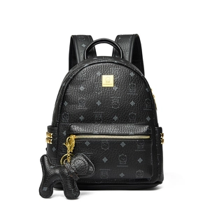 Détail du sac à dos en cuir noir avec imprimé ours mignon et clous métalliques dorés