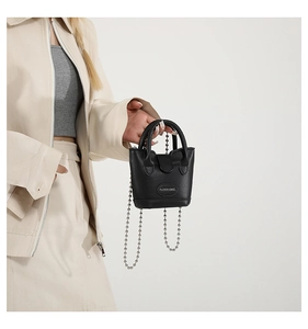 Detail der schwarzen Mini-Tasche aus Leder mit modischer silberner Perlenkette