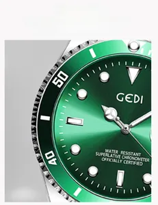 Makroansicht des grünen Zifferblatts mit Sonnenschliff und Drehlünette der GEDI-Uhr